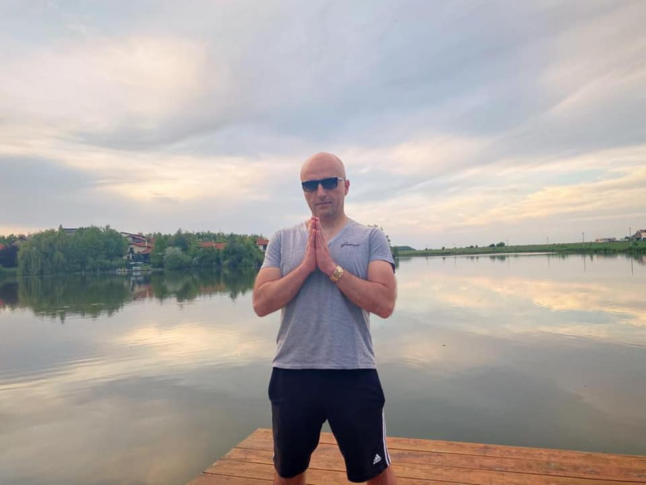 Costi Ioniţă, pus la respect de un fan după ce s-a fotografiat aşa în Cimitirul Săpânţa: “Vede Dumnezeu”