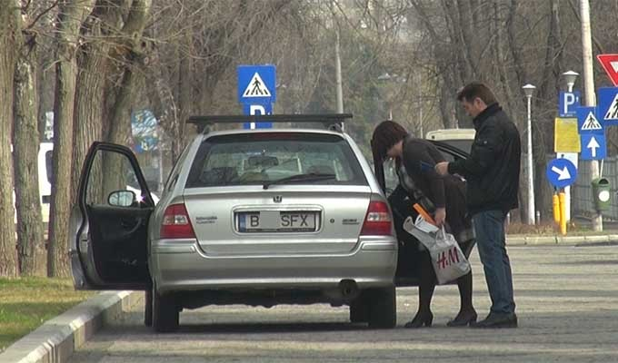 O femeie şi un bărbat sosesc cu maşina la vila lui Adamescu