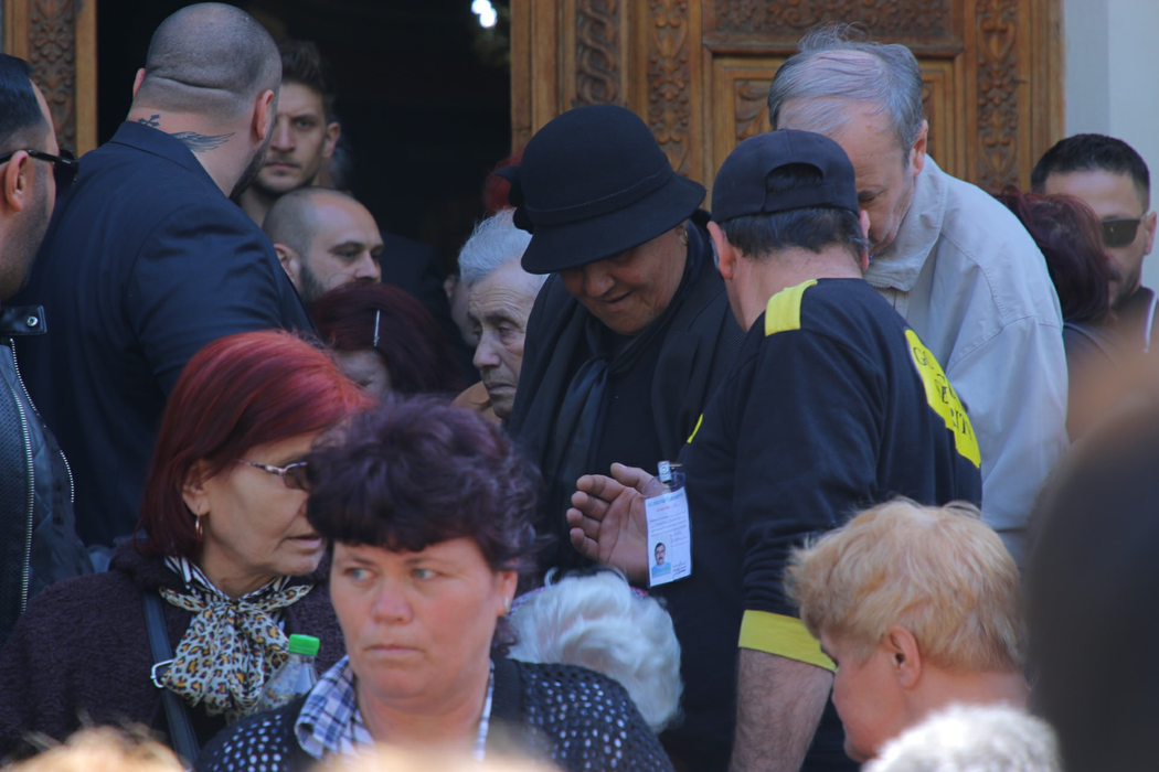 Scandal la înmormântarea Ionelei Prodan! Oamenii au început să se calce în picioare pentru a primi un cd