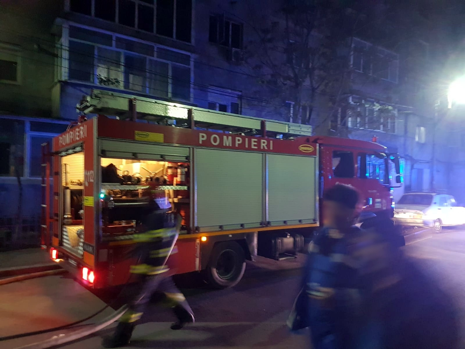 Incendiu într-un apartament din Găești! Fumul i-a scos pe vecini din locuințe