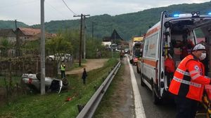 Accident violent în Vâlcea! Doi oameni au fost răniți, după ce s-au răsturnat de mai multe ori cu mașina în care erau