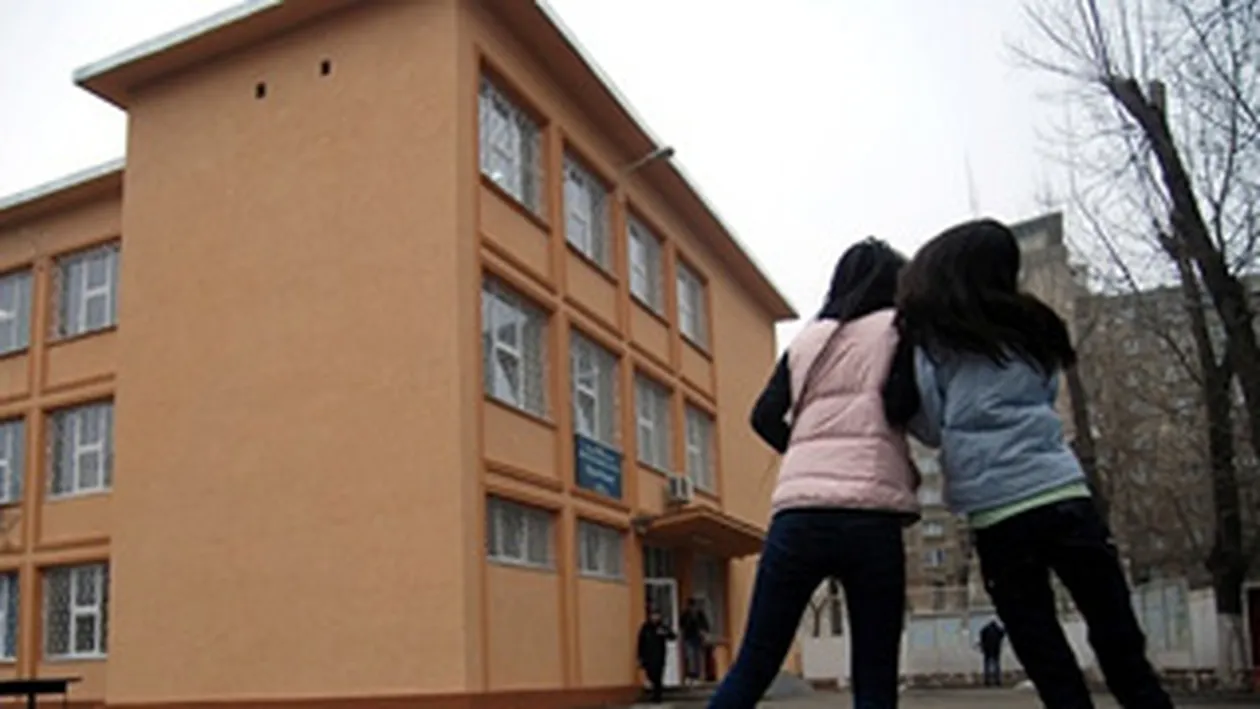 Obligata de o colega de scoala sa se prostitueze la 15 ani! O eleva a facut sex pe bani cu 150 de barbati!