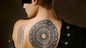 O tânără din Iași s-a umplut de pete după ce și-a făcut un tatuaj! A încremenit când s-a privit în oglindă, iar dermatologul nu poate să o ajute