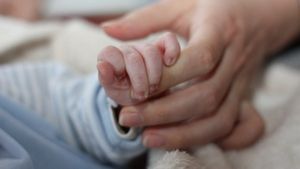 Scandal la un la spital din Prahova. Părinții unui copil opărit acuză medicii că nu au intervenit
