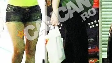 Fata lui Razvan Lucescu este o domnisoara cu dare de mana. Marilu isi cinsteste de la benzinarie prietenele dolofane