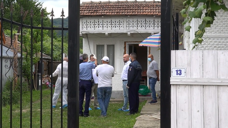 Crimă din gelozie? A bătut-o zdravăn, după care s-a culcat lângă ea, iar dimineață s-a trezit cu cătușele pe mâini