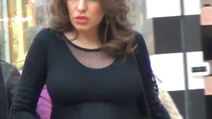 Nici nu a nascut, dar si-a “scos” bebelusul la cumparaturi, in mall! “Anicyk mama” a facut senzatie cu tinuta ei mulata pe burtica
