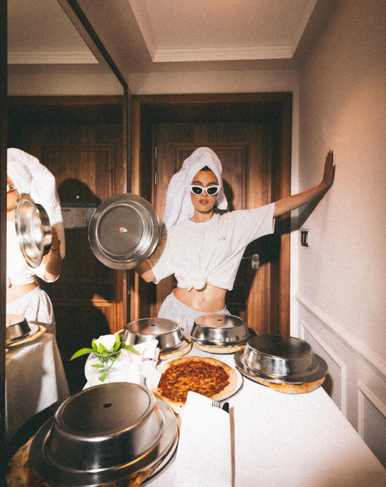 Alexia Eram, îmbrăcată într-un tricou de la propriul brand/ Sursa foto: Instagram
