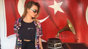 ALEXANDRA STAN s-a pozat în aeroport, dar toată lumea s-a uitat la ASTA! "Nu mă întrebaţi..."