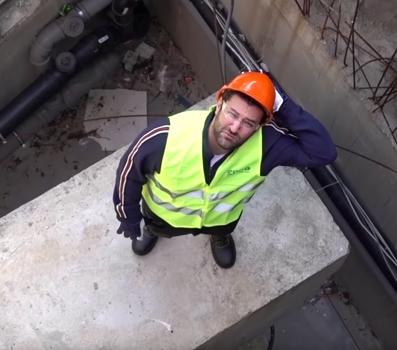 Nu ţi l-ai fi închipuit niciodată pe Smiley macaragiu! Imagini absolut inedite cu solistul ”la înălţime”