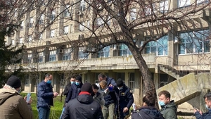 VIDEO. A fost găsit deținutul evadat din Craiova. În timp ce polițiștii făceau razie în tot județul, delincventul stătea ascuns în curtea spitalului din care a fugit