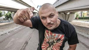 Scandal monstru într-un supermarket din Capitală. Puya, scos cu forţa de poliţie din magazin