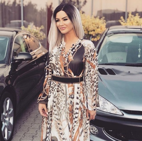 Ce soră frumoasă are Carmen de la Sălciua: “Flori diferite din aceeaşi grădină”. Seamănă Daniela Racolta cu artista?