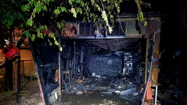 Clipe de infern în Prahova! O mașină și două garaje s-au făcut scrum în urma unui incendiu devastator