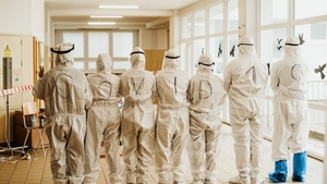 Imaginea unui medic care ia în brațe bătrân infectat cu coronavirus s-a viralizat la nivel global. FOTO