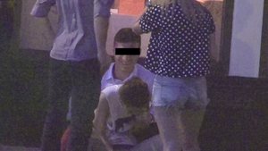 Adolescentii si-au facut de cap de 1 Mai! Au spart milione in cluburile de fite dar s-au facut de ras la iesire! Vezi ce a patit o