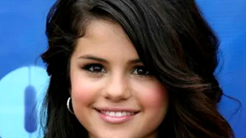 Selena Gomez, dependenta de crema de corp! Vezi ce cosmetice si tinute prefera!