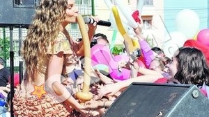Annei Lesko ii place sa cante la... doua microfoane