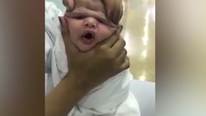 VIDEO / Trei asistente medicale s-au filmat în timp ce agresau un bebeluş! Cum au fost sancţionate pentru grozăvia lor