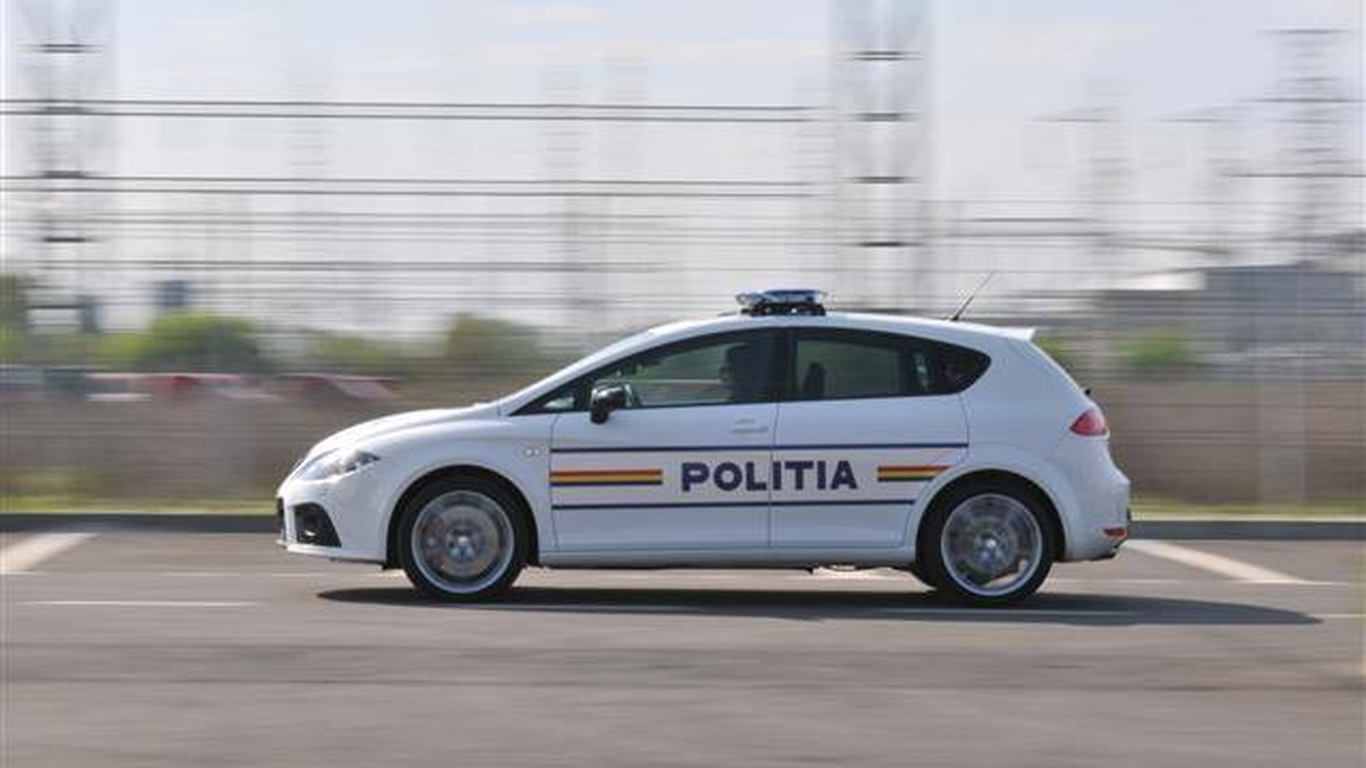 Un copil de 8 ani, din Brașov, a fost târât cu mașina de mamă, care l-a abandonat pentru a-l „disciplina”