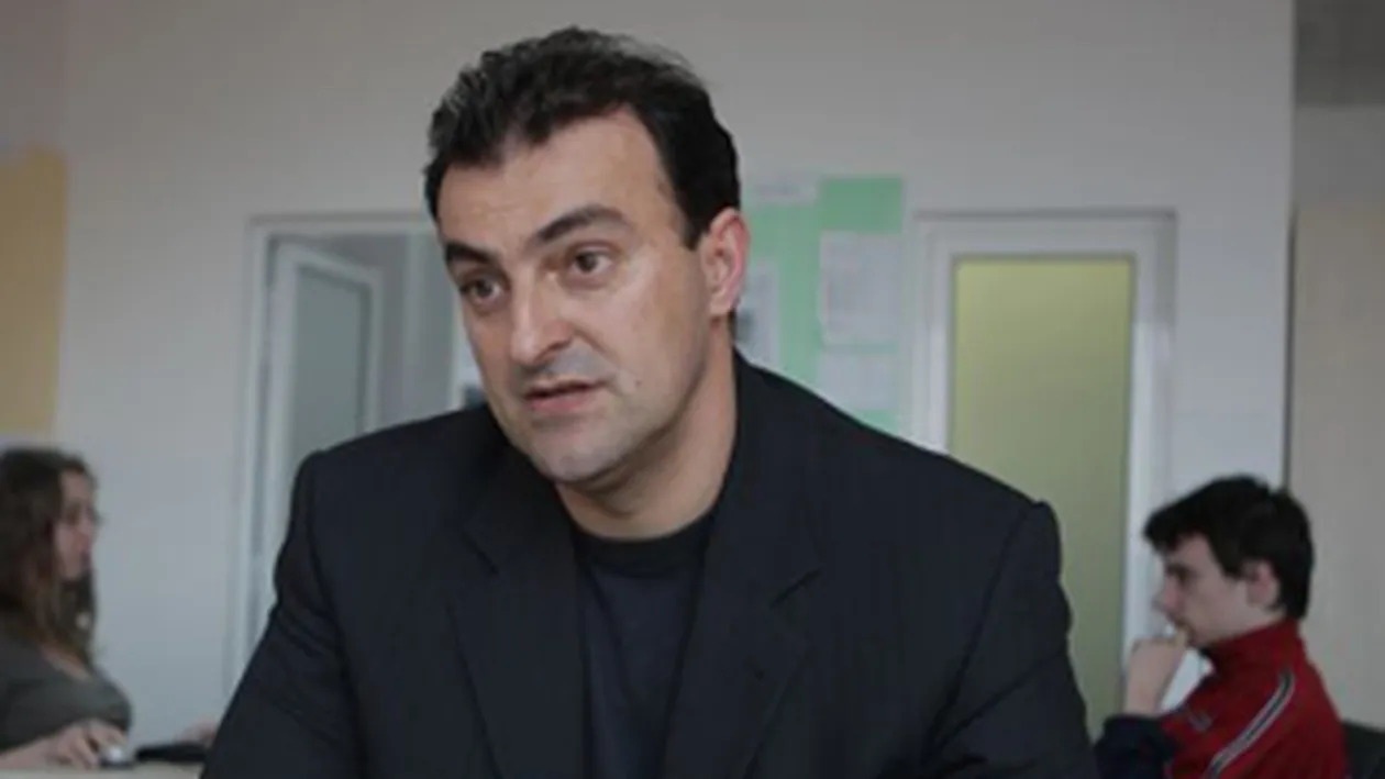 Vezi ce functii mai are primarul Sorin Apostu! A scris 20 de carti si manuale universitare!