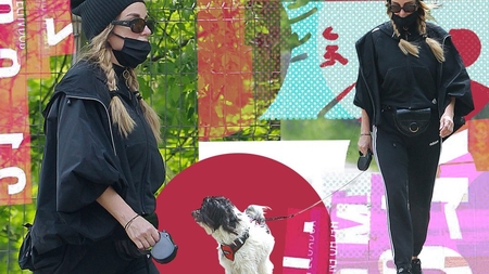 Tania Budi și-a plimbat câinele în „stil ninja”.  S-a camuflat cu mască, ochelari, căciulă și...