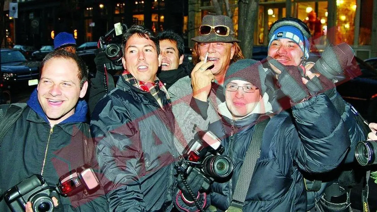 Mickey Rourke face gesturi obscene in public