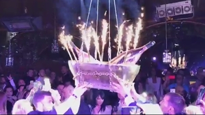 CANCAN.ro a transmis LIVE de la evenimentul anului! S-a deschis cea mai mare şi mai scumpă şampanie comandată în România: dinozaurul rose de 9 litri!