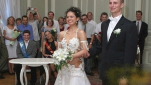 Mireasa asta a fost data afara din biserica in ziua nuntii! Preotul s-a enervat la culme si a refuzat sa tina ceremonia! De ce
