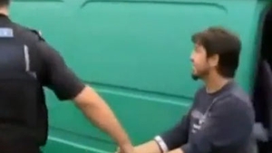 VIDEO SENZATIONAL! Uite cum se apara un tigan roman prins la furat in Anglia: "Yes boss, sorry boss! Bag p*** in voi"