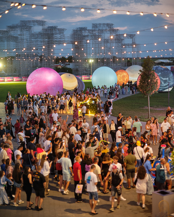 Peste 700.000 de vizitatori în primele două săptămâni. NIBIRU extinde programul dedicat familiilor și anunță Family Fest.