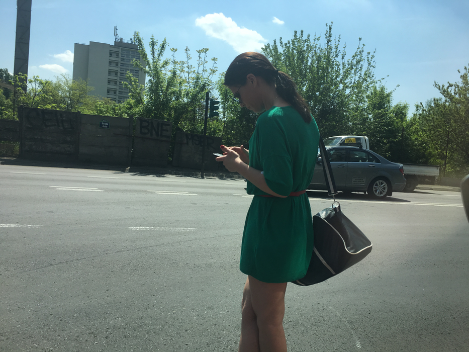 Aida Parascan, așteptând taxiul, la ieșirea din clinică