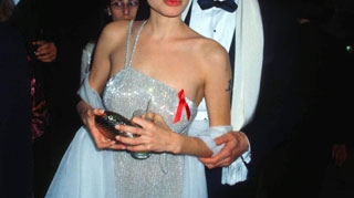 VEZI AICI Cum arata Angelina Jolie cand avea 10 ani