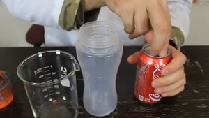 EXPERIMENT INCREDIBIL! Cum poti transforma Coca Cola in apa in doar 5 secunde! VIDEO