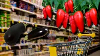În august a început „vânătoarea” prețurilor în supermarketuri. Cât costă 1 kg de vinete sau ardei capia în Lidl, Mega Image sau Kaufland