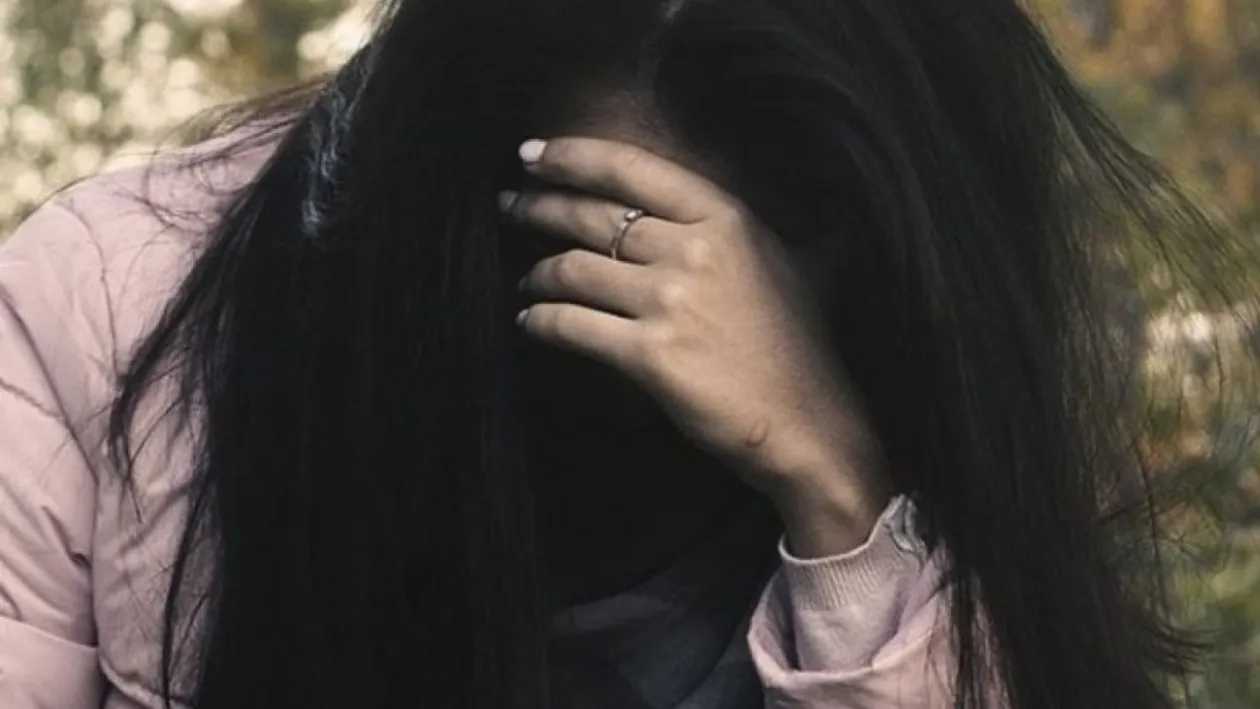 Ordin de restricție pentru un minor care și-a agresat iubita, în plină stradă! „Ambulanța m-a dus la spital unde am stat 5 zile”