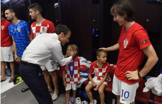 FOTO. După ce a sărbătorit cu jucătorii Franței, Emmanuel Macron a mers în vestiarul Croației. Ce a urmat este fabulos