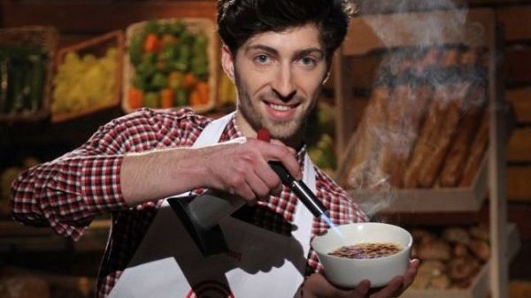 Trei concurenţi din cel de-al doilea sezon "MasterChef" lucrează în bucătăria lui Florin Dumitrescu