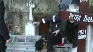 VIDEO Narcoticele l-au bagat in mormant! Un drogat a cazut  de la 12 metri intr-o groapa din cimitir!