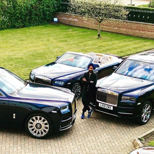 Povestea lui Reuben Singh care a făcut înconjurul lumii. A cerut un împrumut 5.000 de lire sterline de la o bancă și a garantat cu un Rolls Royce, în valoare de un sfert de milion | FOTO