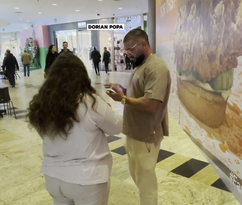 Dorian se uită pe telefon (Foto: CANCAN.RO)