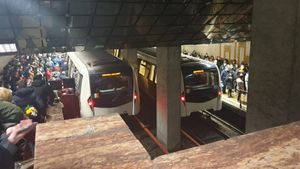 O nouă avarie la metroul din București! Călătorii au fost rugați să coboare pe peron. Cum circulă trenurile | FOTO