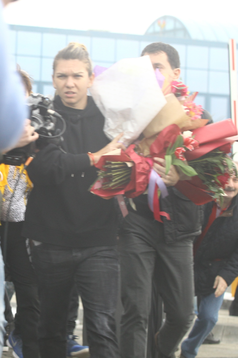 Surpriză! Cu ce maşină au venit să o ia pe Simona Halep de la aeroport, după înfrângerea dramatică de la Australian Open