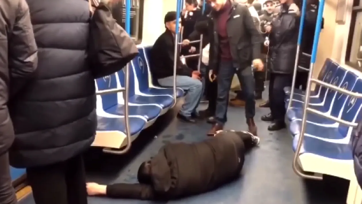 Imagini uluitoare! Un bărbat a simulat că are coronavirus în metrou! Reacția pasagerilor VIDEO