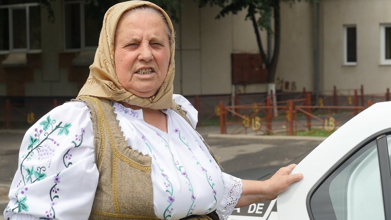 Imagini demențiale cu Aurel Tămaș & bunicuța-virală de pe YouTube. S-au filmat în timp ce îi făceau salată boeuf lui Marius Niță