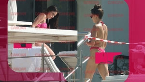 CANCAN.RO are imagini incendiare cu Oana Zara, dincolo de pelicula ”Lia - soția soțului meu”! Și-a făcut fenta la piscină!