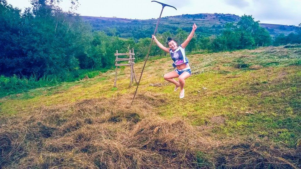 Pozele cu Carmen de la Sălciua, de pe vremea când nu era celebră, ci doar o simplă fată de la ţară