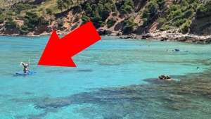 Scene intime "cu pătrățel", fotografiate din greșeală de Google Maps. Ce făcea tânăra din imagine