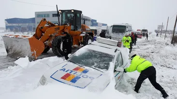 Se întoarce iarna în România! S-a așternut deja un strat de zăpadă