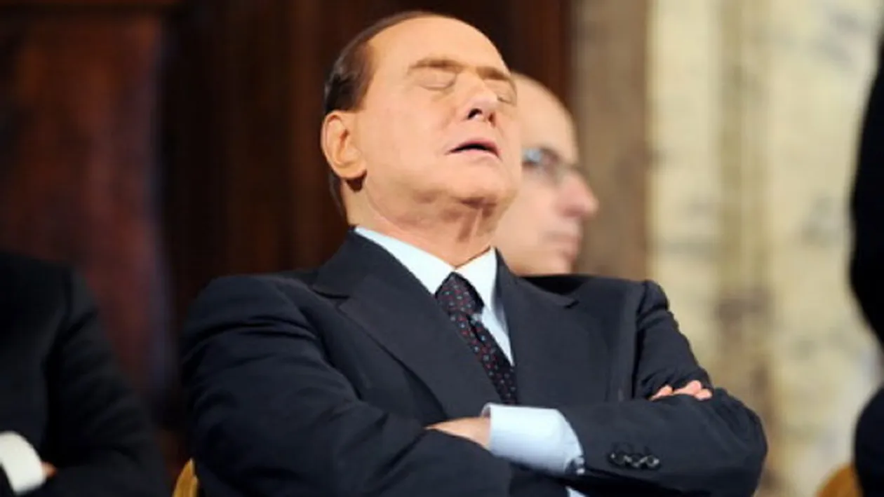 Berlusconi e nefericit si singur
